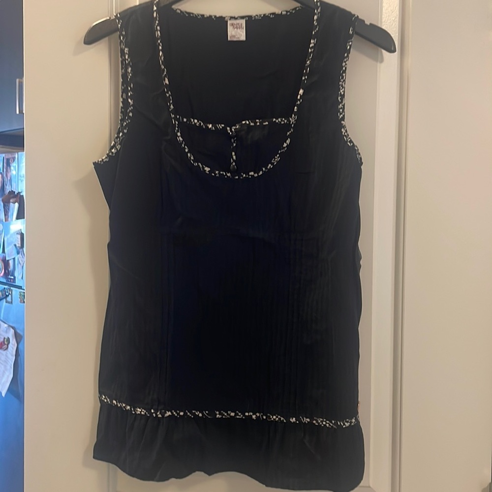 Beautiful sleeveless tunic. Size large.